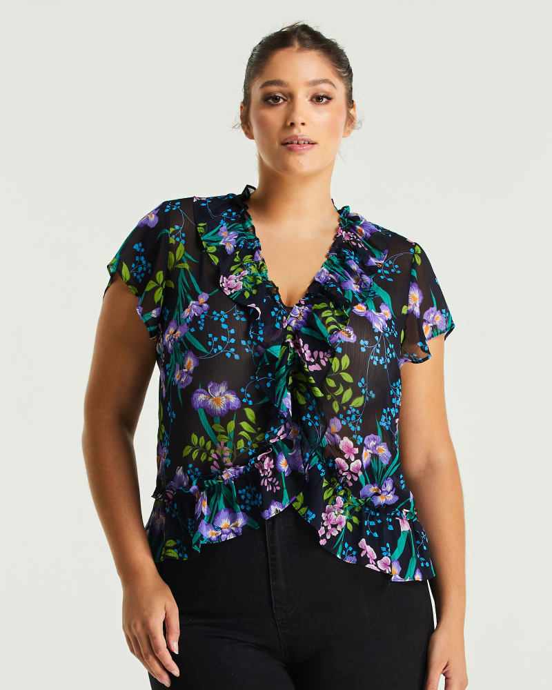 Front of a model wearing a size 1X Brooklyn Botanic Top in Print by Estelle. | dia_product_style_image_id:235173
